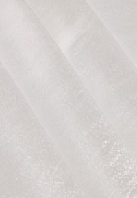 Durchscheinender weißer Stoff mit einem subtilen Glanz, der eine glatte Textur und zarte Falten aufweist. Ideal für Vorhänge oder die konstruktion filigraner Kleidungsstücke.