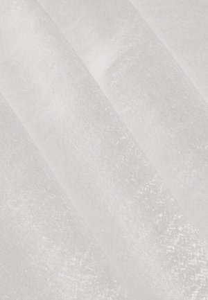 Translucent witte stof met een subtiele glans, met een gladde textuur en delicate plooien. Ideaal voor draperieën of delicate kledingconstructie.