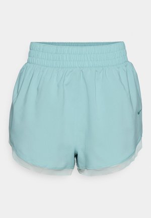 Svetlomodré športové šortky s gumičkovým opaskom. Vyrobené z ľahkého materiálu, s oblým lemom a jemným detailom loga.