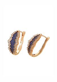 Orecchini a cerchio in tonalità oro presentano un design curvo con accenti di pietre dure blu e trasparenti disposti in un motivo testurizzato.