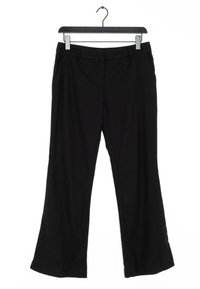 Pantalones negros con un diseño de pierna recta, que cuentan con dos bolsillos frontales y una tela suave y texturizada. Colgados de una percha de plástico negra.