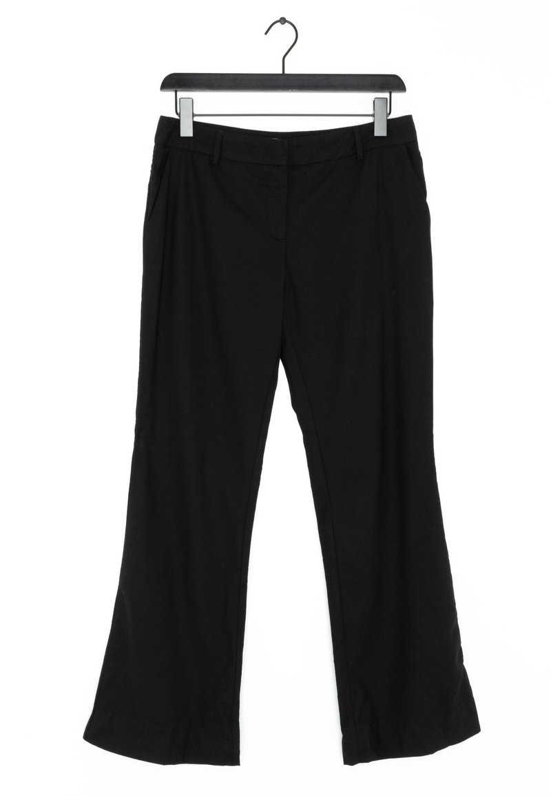 Pantalones negros con un diseño de pierna recta, que cuentan con dos bolsillos frontales y una tela suave y texturizada. Colgados de una percha de plástico negra.