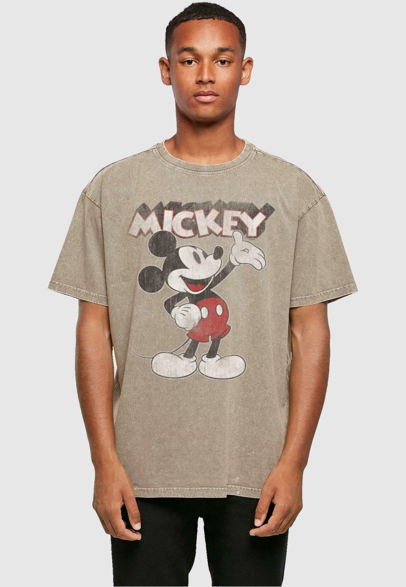 Ruda per didelį dydį marškinėlius su vintage Mickey Mouse grafika juoda, raudona ir balta spalvomis. Apvalus iškirpimas ir trumpomis rankovėmis.