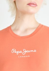 Pepe Jeans NEW VIRGINIA - Apdrukāts T-krekls - sunset orange
