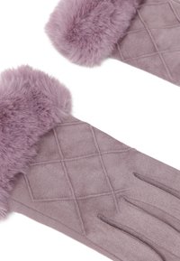 Guanti in suede di un morbido lilla con polsini in pelliccia sintetica. Presentano un motivo a rombi sul corpo, una superficie liscia e una leggera lucentezza.