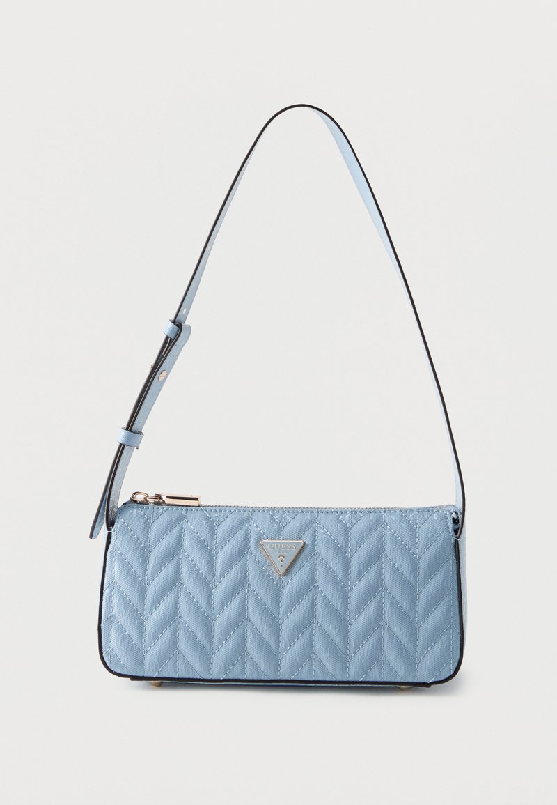 Sac d’épaule matelassé bleu clair avec bandoulière réglable et fermeture éclair, avec une petite plaque logo métallique triangulaire à l’avant.