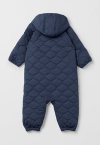 Mørkeblå polstret jumpsuit med et quiltet mønster, lange ærmer, hætte og elastiske manchetter på arme og ben. Glat tekstur og letvægts.