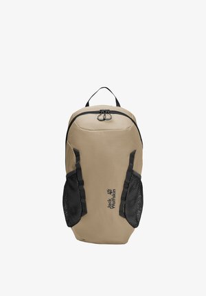 Beige rugzak met zwarte zijzakken van gaas, zwarte ritstrekken, hengsel aan de bovenkant en het "Jack Wolfskin" logo midden op de voorkant.