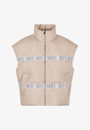 Beige mouwloze gewatteerde bodywarmer met hoge kraag, ritssluiting aan de voorkant, schuine zakken en horizontale witte strepen met de tekst "BIZUU".