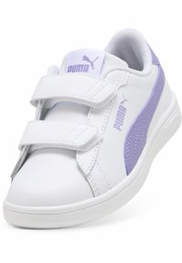 Sneakers bianchi per bambini con dettagli viola, realizzati in materiale sintetico. Dotati di cinturini in velcro e di un collo imbottito per il massimo comfort.