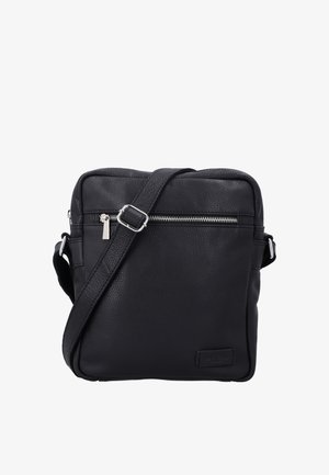 Černá kožená kabelka přes rameno s přední kapsou na zip, nastavitelným popruhem a obdélníkovým tvarem na bílém pozadí.