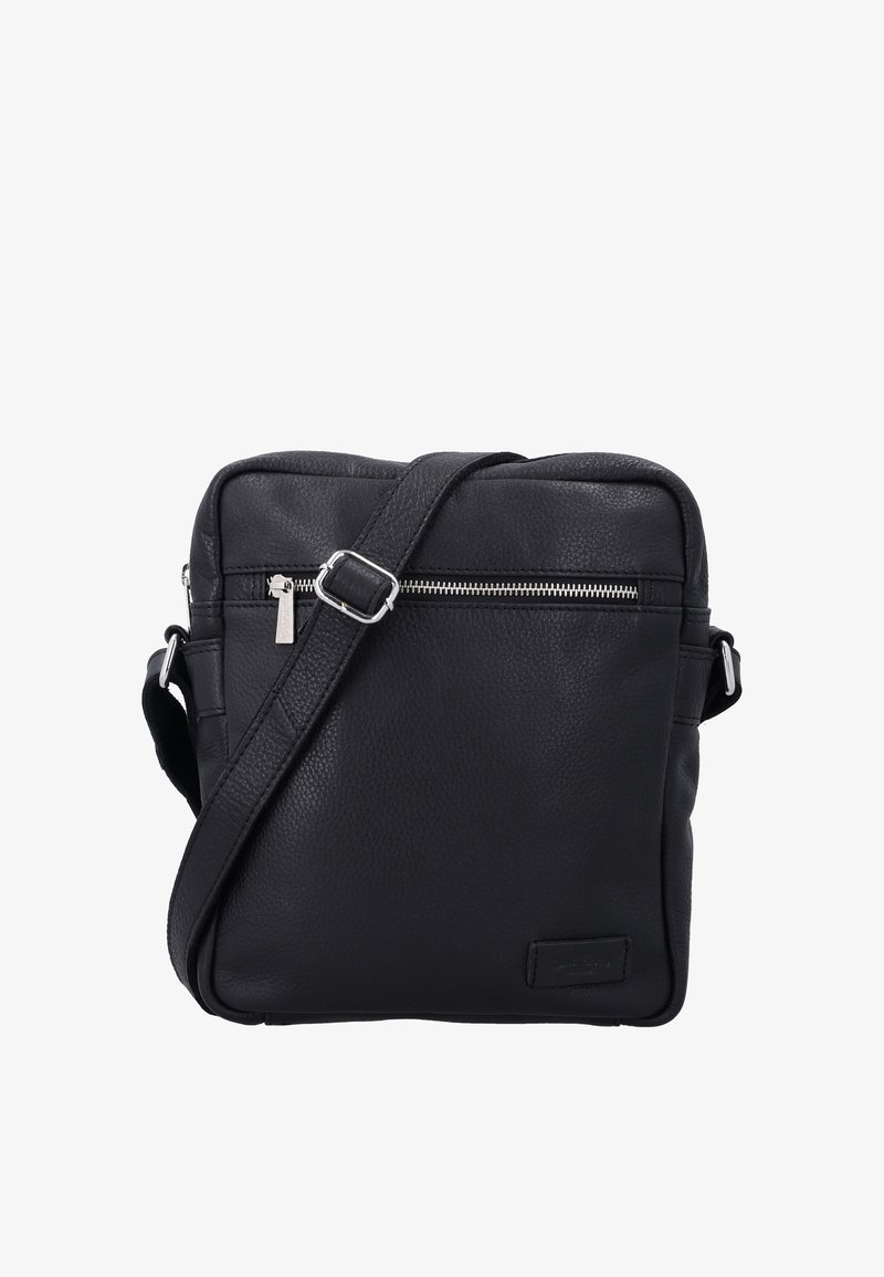 Czarna skórzana torebka na ramię z przednią kieszenią na zamek, regulowanym paskiem i prostokątnym kształtem na białym tle.