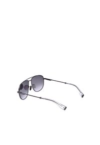 Lunettes de soleil aviateur à monture métallique fine avec verres dégradés gris foncé et embouts de branches en plastique transparent, présentées en angle sur fond blanc.