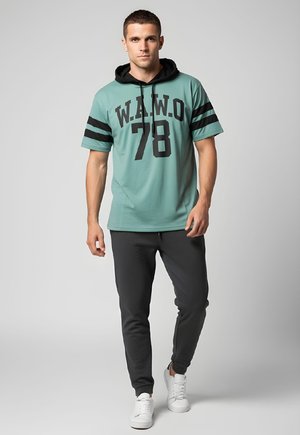 CON CAPUCHA EN CONTRASTE - Camiseta estampada - verde