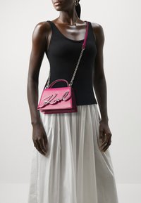 KARL LAGERFELD SIGNATURE - Rokassoma - persian red