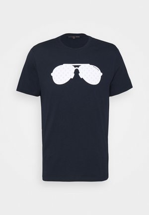 T-shirt a maniche corte blu navy con grafica di occhiali da aviatore bianchi che presenta un motivo a logo ripetuto in modo sottile sulle lenti.