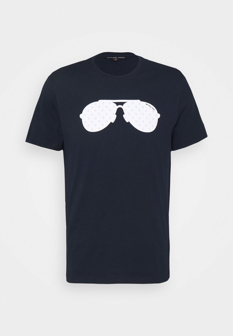 T-shirt bleu marine à manches courtes avec un graphique de lunettes de soleil aviateur blanches, présentant un motif subtil de logo répétitif sur les verres.