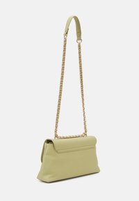 Borsa a tracolla in ecopelle verde con una catena, design strutturato, chiusura a patta e dettagli di cucitura. Texture liscia e forma rettangolare.