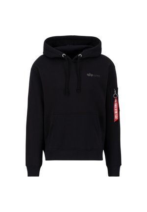Schwarzer Hoodie aus weichem Baumwollmaterial, mit einer Fronttasche, Kapuze mit Zugband und einem roten Etikett mit Text, das am rechten Ärmel befestigt ist.