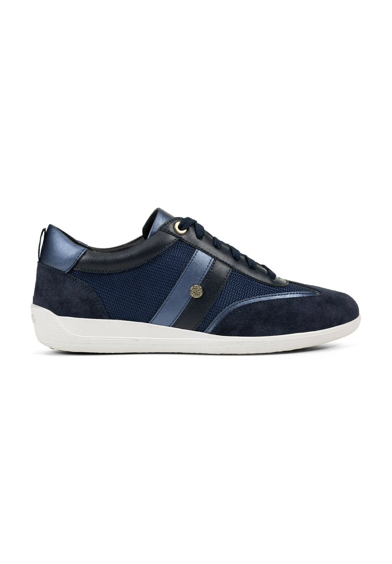 Sneakers blu navy realizzati con una combinazione di materiale scamosciato e rete. Dettagli notevoli includono una striscia di pelle liscia e accenti di occhielli dorati.