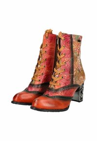 Bottes à lacets chevilles avec un design texturé rouge et floral. Comprend un talon à motifs et des accents en cuir brun contrastants.