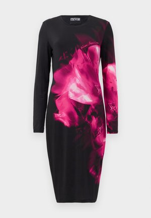 Pika pikkade varrukatega must kleit, millel on elav roosa lillemuster. Valmistatud pehmest kangast, omab liibuvaid vorme ja ümarat kaelust.