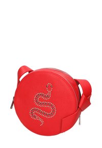 Rote runde Leder-Crossbody-Tasche mit Reißverschluss, genietetem Schlangendesign und breitem Tragegurt. Texturierte Oberfläche mit glatten Akzenten.