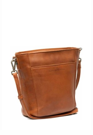 Bruine leren crossbodytas met verstelbare riem en voorvak, eenvoudig ontwerp met subtiel geperste merknaam.