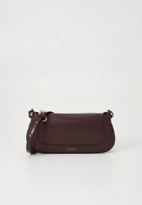 Dunkelbraune Lederhandtasche mit glatter Textur, Reißverschluss und abnehmbarem Schulterriemen. Mit einem dezenten Logo auf der Vorderseite.