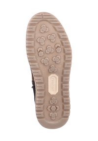 Semelle en caoutchouc brun avec des motifs de grip hexagonaux et un logo. Surface texturée avec des rainures profondes pour une traction optimale. Construction solide et conception durable.