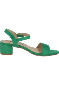 Sandalo con tacco in suede verde, dotato di una ampia fascia frontale e di un tallone angolare. Presenta un design a fascia incrociata e una texture liscia e opaca.