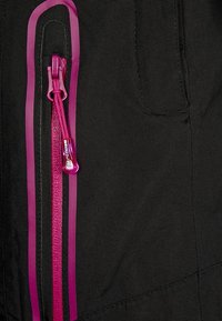 Tessuto nero con finitura testurizzata presenta una chiusura a zip rosa e bordi coordinati. Include una tasca nascosta per praticità.