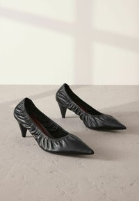 REGULAR FIT - SIGNATURE PREMIUM SCRUNCHED POINTED  - Klasiski papēži - black