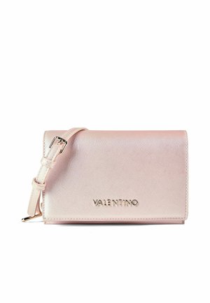 Sac bandoulière Valentino rose clair avec sangle réglable et finition texturée, logo de la marque en lettres métalliques sur le rabat avant.