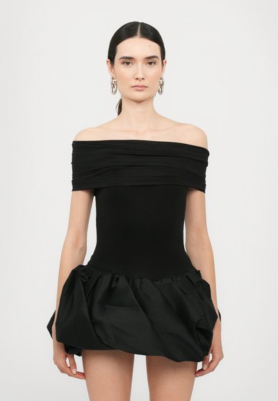 Sort off-shoulder kjole med struktureret bodice og flaret satin nederdel. Har samlet stof ved halsudskæringen og plettet tekstur.