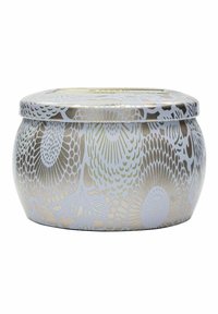 Rund metallbehållare med en blank yta, prydd med ett blommönster i vitt och guld på en ljus bakgrund. Slät textur, robust lock.