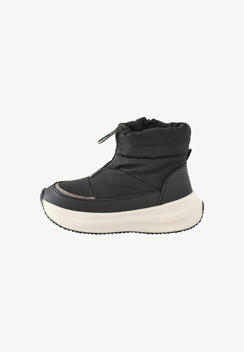 Schwarze, isolierte Stiefeletten mit einer strukturierten Oberseite, Reißverschluss und dicker, weißer Gummisohle. Mit gepolstertem Kragen und kontrastierendem Nähten.