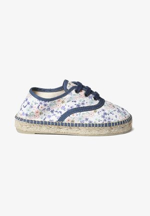 Sneaker in tela floreale con accenti blu navy, punta rotonda, design con lacci e dettaglio in iuta intrecciata sulla suola. Presenta motivi floreali multicolori.