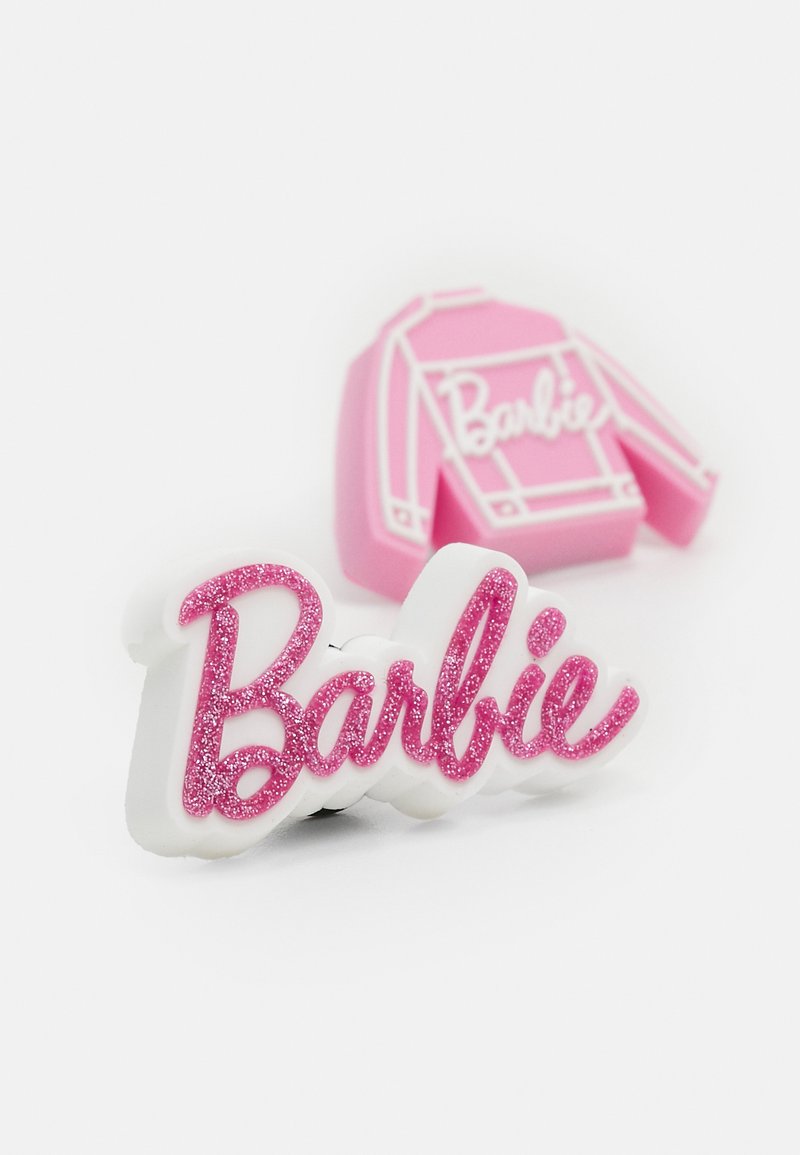 Texto en rosa brillante que dice "Barbie" al frente, y una figura en forma de chaqueta rosa en el fondo con acentos blancos y detalles contorneados.