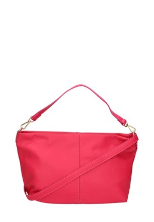 Borsa a trapezio in finta pelle rosa, con una forma strutturata, manico corto e tracolla lunga regolabile. Accenti in hardware dorato visibili.