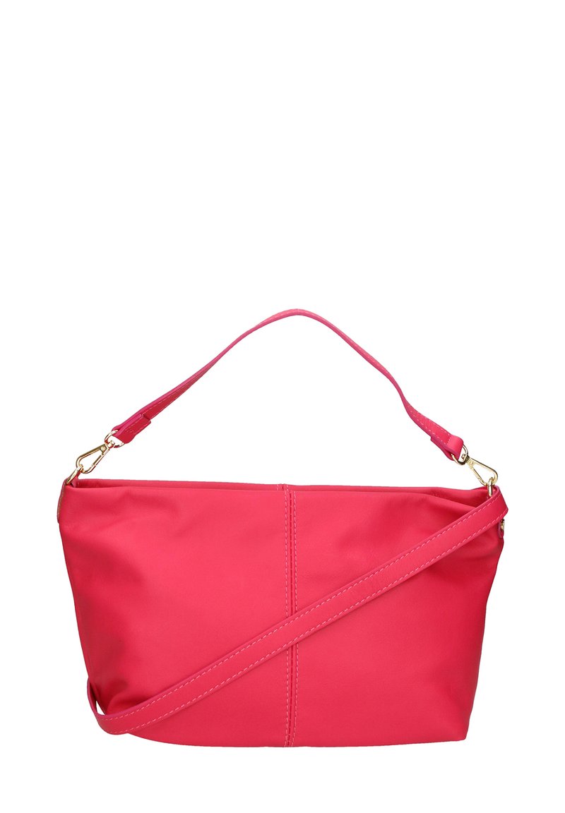Borsa a trapezio in finta pelle rosa, con una forma strutturata, manico corto e tracolla lunga regolabile. Accenti in hardware dorato visibili.
