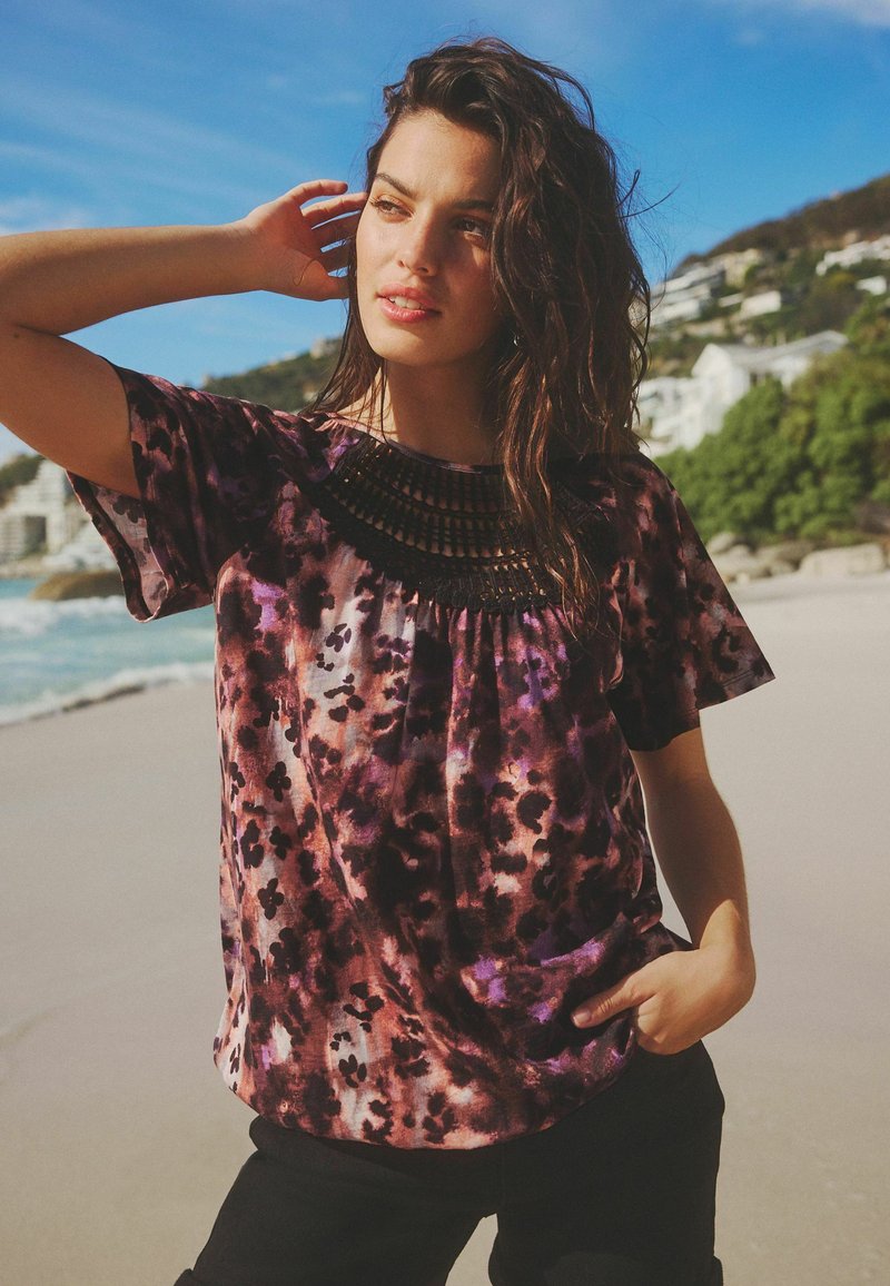 Next SHORT SLEEVE BUBBLEHEM REGULAR FIT - Triko s potiskem - pink animal print
