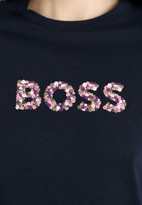 BOSS Apdrukāts T-krekls - dark blue