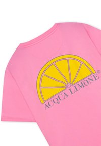 Rosa bomullströja med en gul citronskiva i grafiken och texten "ACQUA LIMONE" i grått under designen. Rund halsringning, korta ärmar.