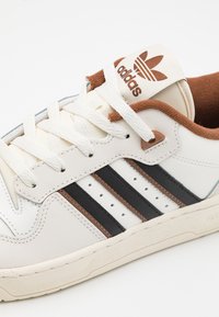 adidas Originals RIVALRY UNISEX - Tenisice - cloud white/preloved brown/core black