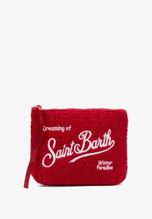 Rode textuur pouch met de geborduurde tekst "Dromen van Saint Barth Winterparadijs" in het wit, met een ritssluiting en lintdetail.