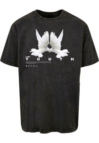 Schwarzes T-Shirt mit kurzen Ärmeln, das ein Grafikdesign von zwei weißen Tauben mit ausgebreiteten Flügeln zeigt und dem Text "VERLORENE JUGEND" darunter in fetten weißen Buchstaben.