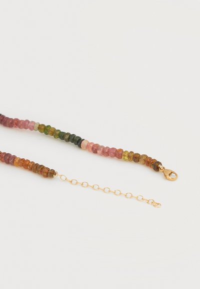 Κολιέ με χάντρες με πολύχρωμες μικρές στρογγυλές πέτρες και χρυσή αλυσίδα επέκτασης με κούμπωμα αστακού σε λευκό φόντο.