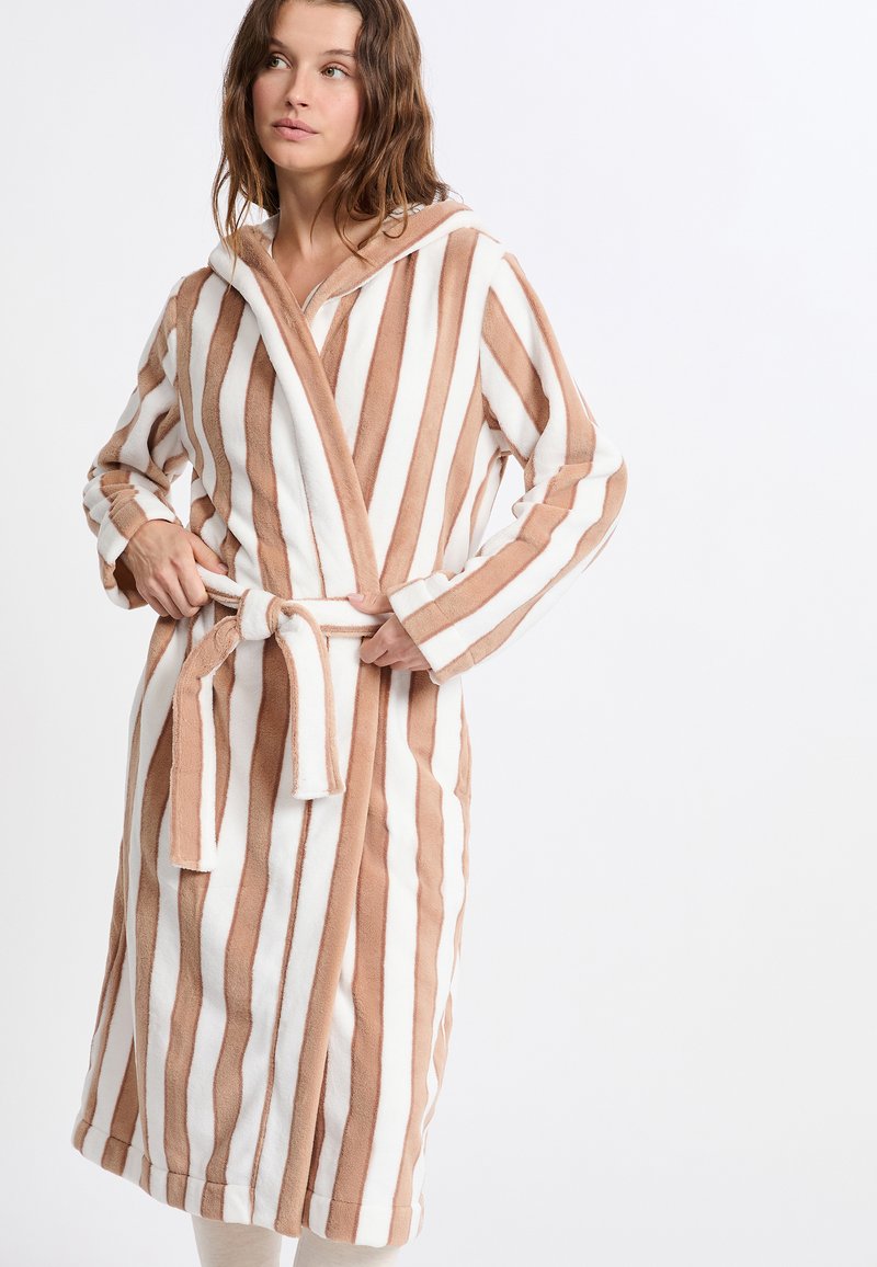 Pruhovaný župan z měkkého froté materiálu, s širokými vertikálními pruhy v světlehnědé a bílé barvě, s kapucí a odpovídajícím páskem na zavazování.