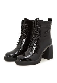 Cizme ankle din piele patentă neagră, cu toc masiv, design cu șireturi, vârf rotunjit și detaliu cu buclă în spate.